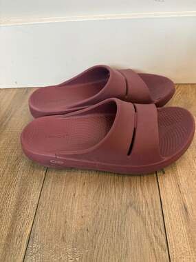 OOFOS OOahh Recovery Slide Sandal in Cabernet